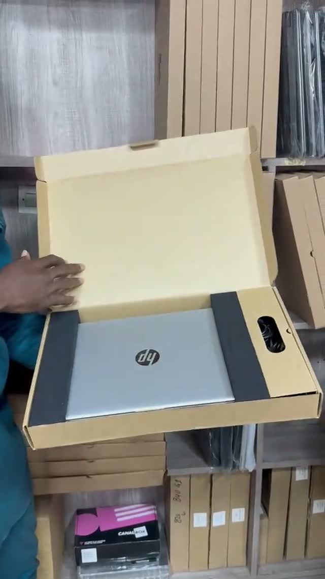 Kitanda Cheusi na Dhahabu
